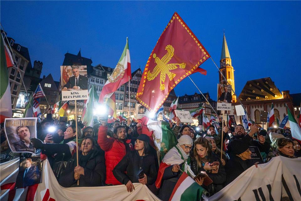 Für Freiheit im Iran gingen nach Polizeiangaben rund 4.000 Menschen in Frankfurt auf die Straße.Boris Roessler/dpa