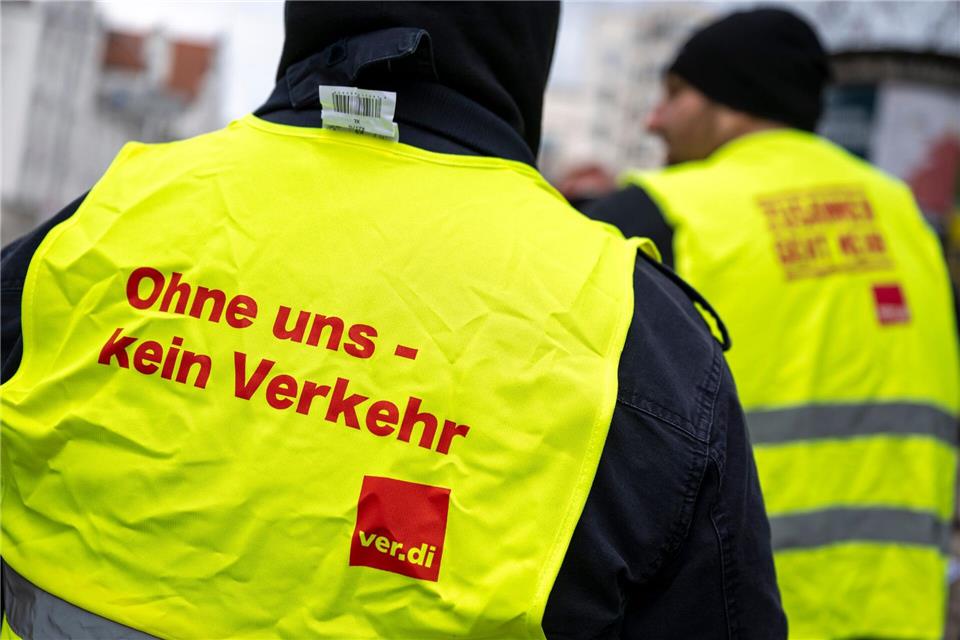 Für Freitag kündigt Verdi in der NRW-Verkehrszentrale in Leverkusen Warnstreiks an. (Archivbild)  Peter Kneffel/dpa