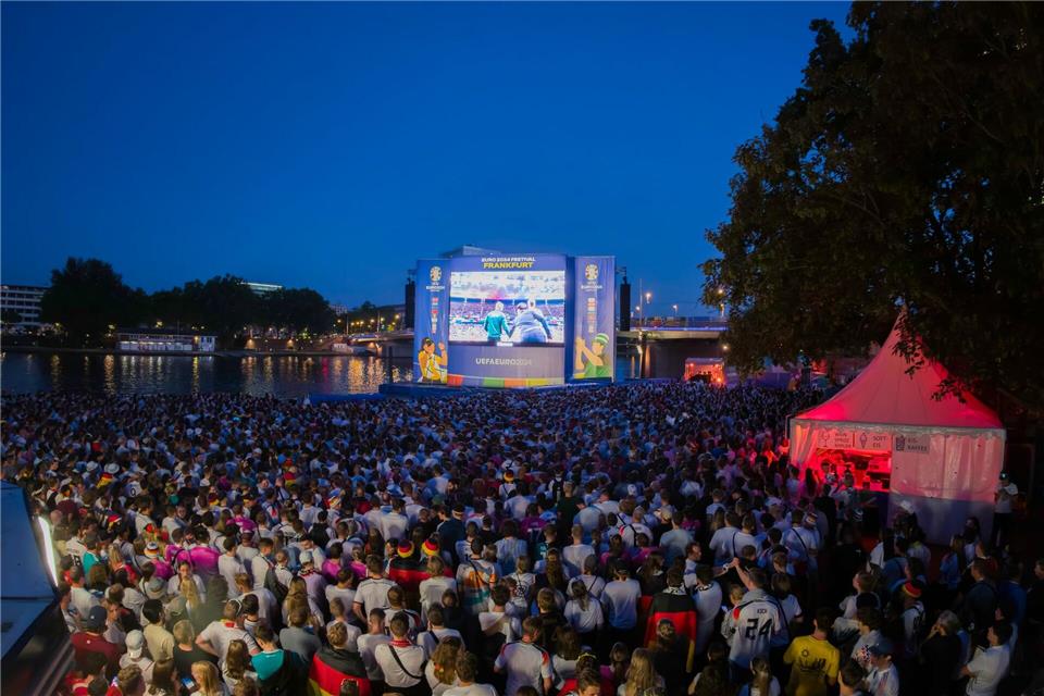 Für Fußballfans in Hessen finden manche WM-Spiele zu eher ungewöhnlichen Zeiten statt. (Archivbild)Andreas Arnold/dpa
