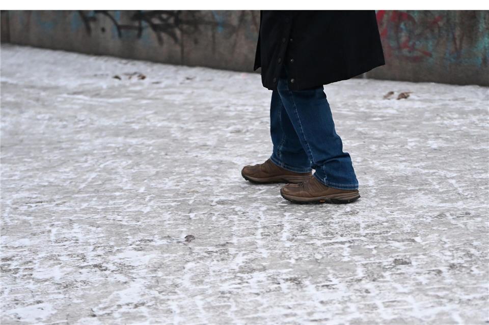 Für Fußgänger ist es auf vielen Gehwegen gefährlich. Markus Lenhardt/dpa