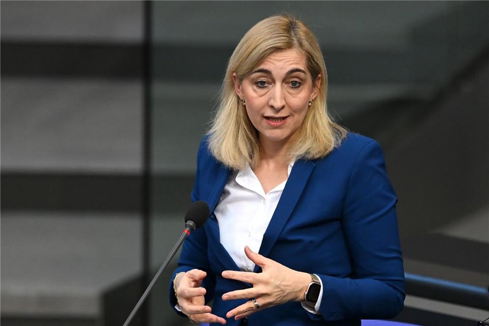 Für Gesundheitsministerin Nina Warken steht ein Jobwechsel an. (Archivbild)Elisa Schu/dpa