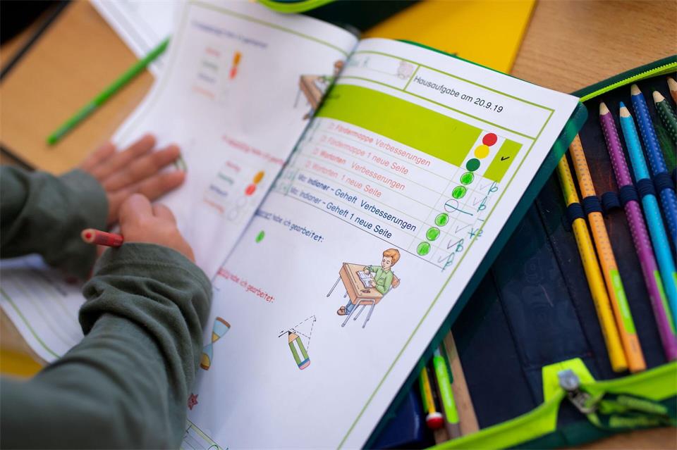 Für Grundschulkinder müssen Eltern noch wesentlich mehr Materialien besorgen als nur Stifte und Hefte. (Symbolbild)Sven Hoppe/dpa