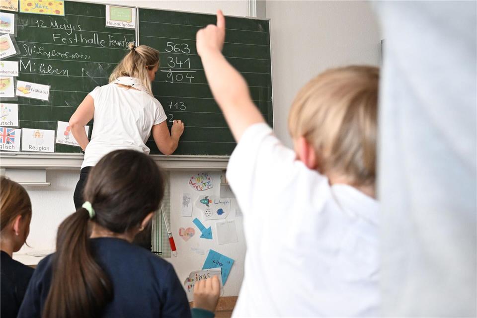 Für Grundschulkinder sehen Wissenschaftler erhebliche Risiken bei der Nutzung sozialer Medien. (Archivbild) Bernd Weißbrod/dpa