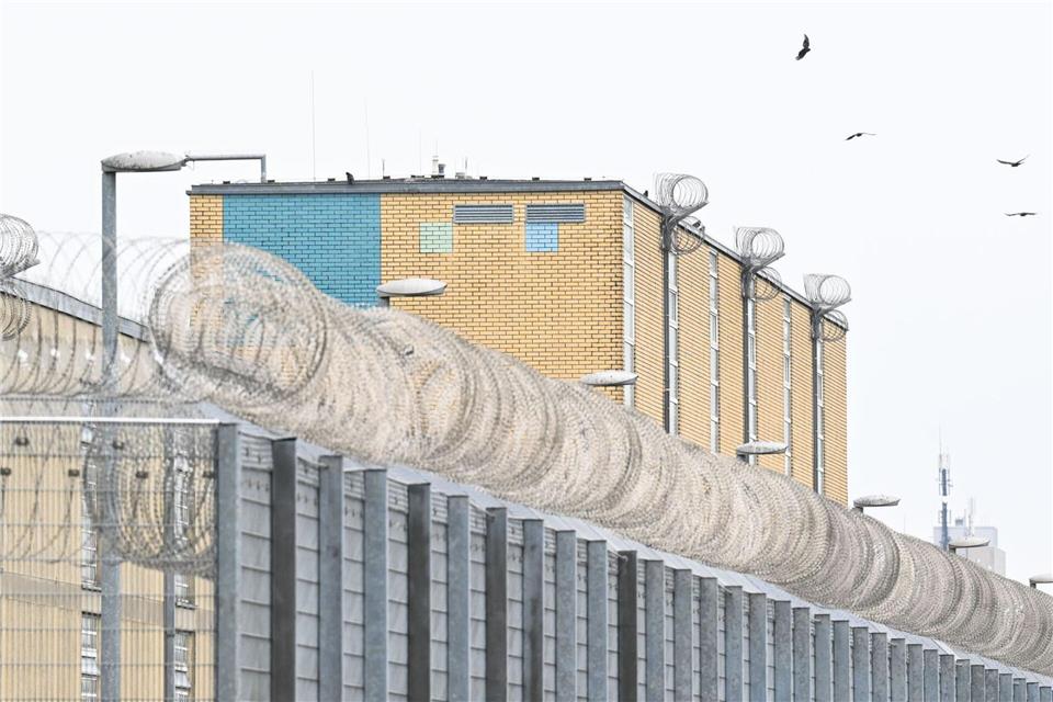 Für Häftlinge und Bedienstete sind die  Weihnachtstage im Gefängnis eine besonders harte Zeit. (Archivbild)Julian Stratenschulte/dpa