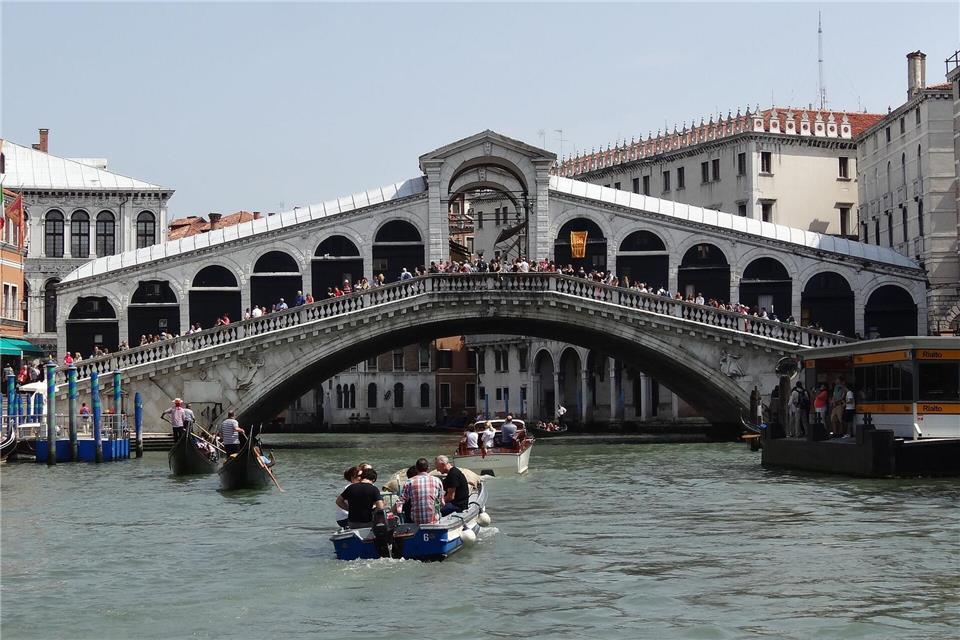 Für Hausboot-Skipper tabu: Der Canal Grande, hier an der Rialtobrücke, ist kleineren Booten und Gondeln vorbehalten. Andrea Warnecke/dpa-tmn