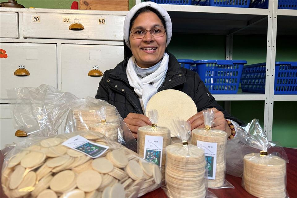 Für Hostien braucht man nur Mehl und Wasser (Archivbild)Birgit Reichert/dpa