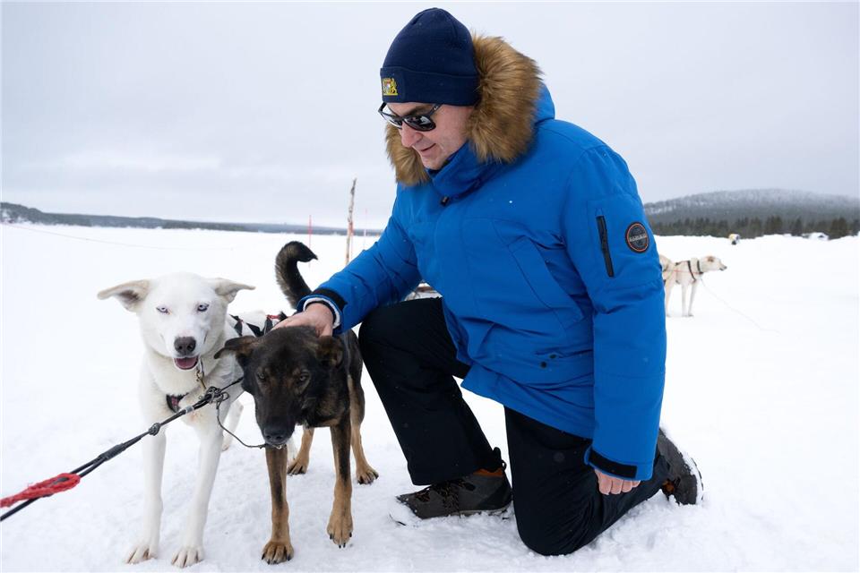 Für Hunde-Fan Söder war das Treffen mit den schwedischen Schlittenhunden ein echtes Highlight. (Archivbild)Sven Hoppe/dpa
