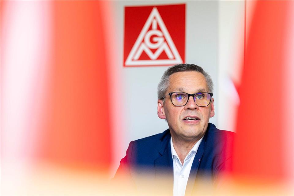 Für IG-Metall-Bezirksleiter Gröger zählt in Osnabrück vor allem eines: Sicherheit für die 2.300 Beschäftigten. (Archivbild)Michael Matthey/dpa