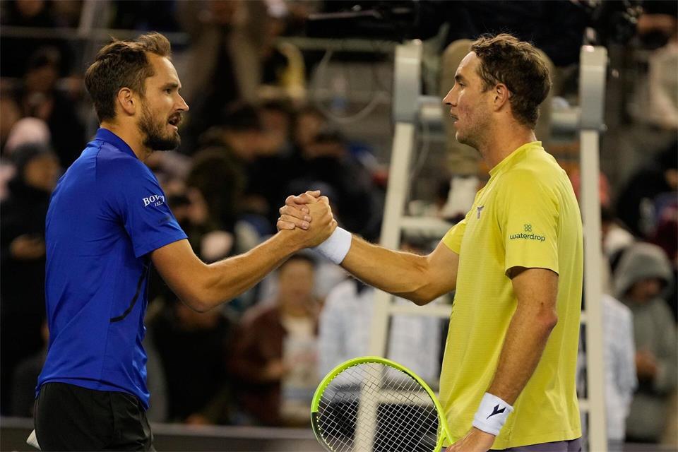 Für Jan-Lennard Struff (r) ist in Peking Schluss.Ng Han Guan/AP/dpa