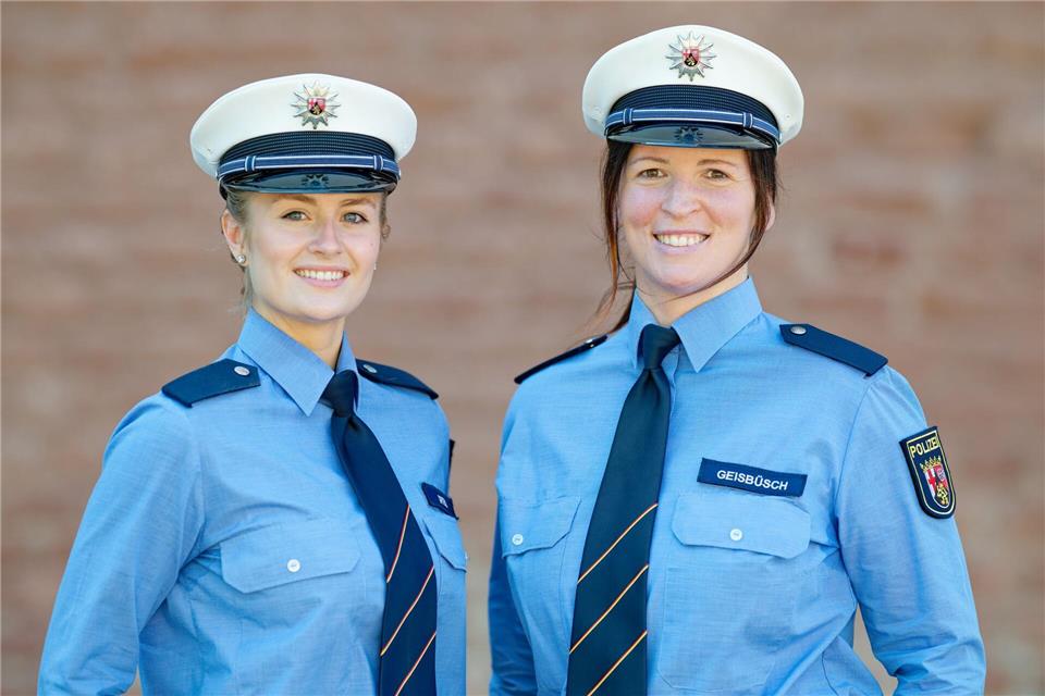 Traumjob trotz Gefahr: Zwei Polizeianwärterinnen erzählen Für Jennifer Greb und Eva Geisbüsch ist der Polizeiberuf ihr Traumjob.Uwe Anspach/dpa