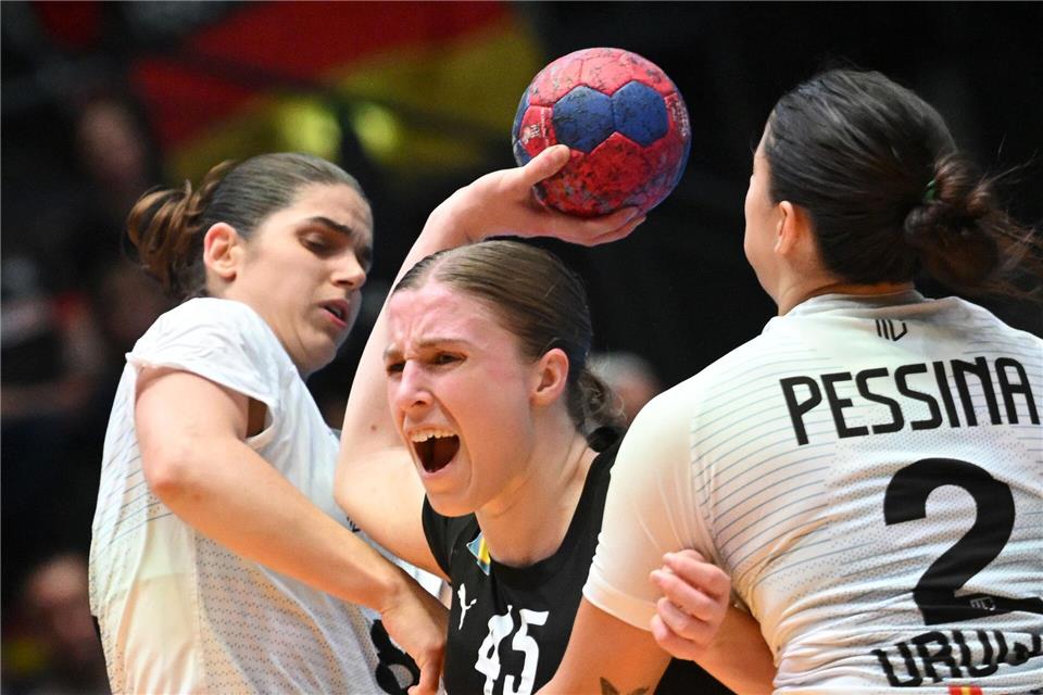 Für Jolina Huhnstock ist die Handball-WM wegen einer Verletzung vorzeitig beendet.Marijan Murat/dpa