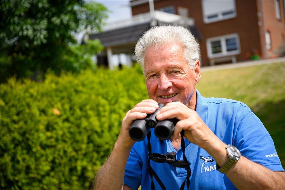 Für Jürgen Pelch beginnt nun die Zeit des Zählens. Mit dem Fernglas prüft er wie viele Schnäbel aus den mehr als 50 Nestern in Hamburg herausschauen. Jonas Walzberg/dpa