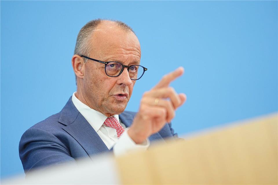 Für Kanzler Friedrich Merz ist ein möglicher Einstieg chinesischer Autobauer in Fabriken deutscher Hersteller keine Lösung der eigenen strukturellen Probleme.Michael Kappeler/dpa