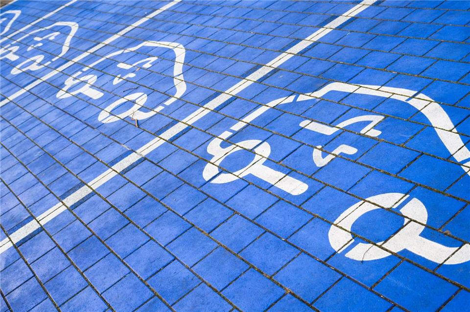 Für Kauf oder Leasing eines Elektroautos kann bald wieder eine Förderung beantragt werden. (Symbolbild)Julian Stratenschulte/dpa