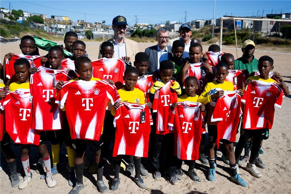 Für Kinder im Township Khayelitsha waren Fußball-Trikots des FC Bayern München im Gepäck.Sven Hoppe/dpa