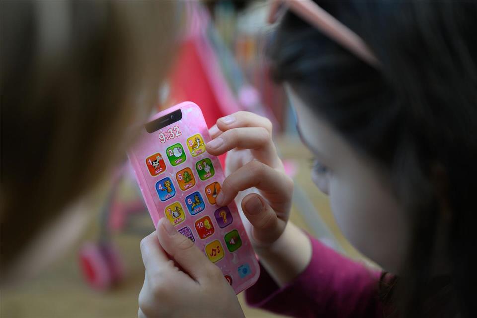 Für Kinderspielzeug in der EU gelten in einigen Jahren strengere Vorgaben. (Symbolbild)Hendrik Schmidt/dpa