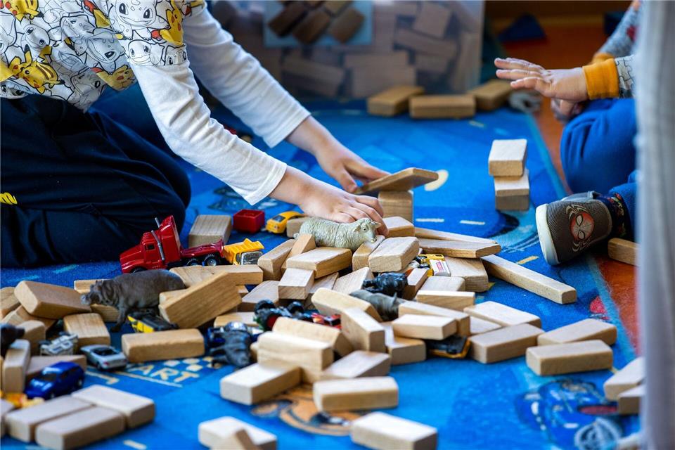 Für Kita-Betreuung müssen Eltern in Mecklenburg-Vorpommern grundsätzlich keine Beiträge zahlen. An der Festlegung der Finanzierung gibt es Kritik. (Symbolbild)Jens Büttner/dpa