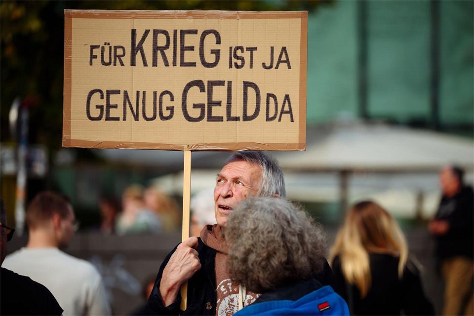 „Für Krieg ist ja genug Geld da“ ist auf einem Schild zu lesen.Gregor Fischer/dpa