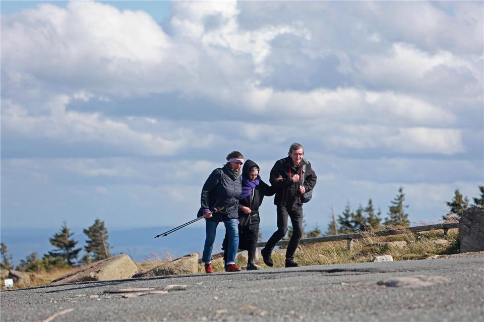 Unwetterwarnung vor orkanartigen Böen im Harz Für Lagen über 1.000 Meter im Harzer Bergland gilt Samstag eine Unwetterwarnung vor orkanartigen Böen. (Archivbild)Matthias Bein/dpa