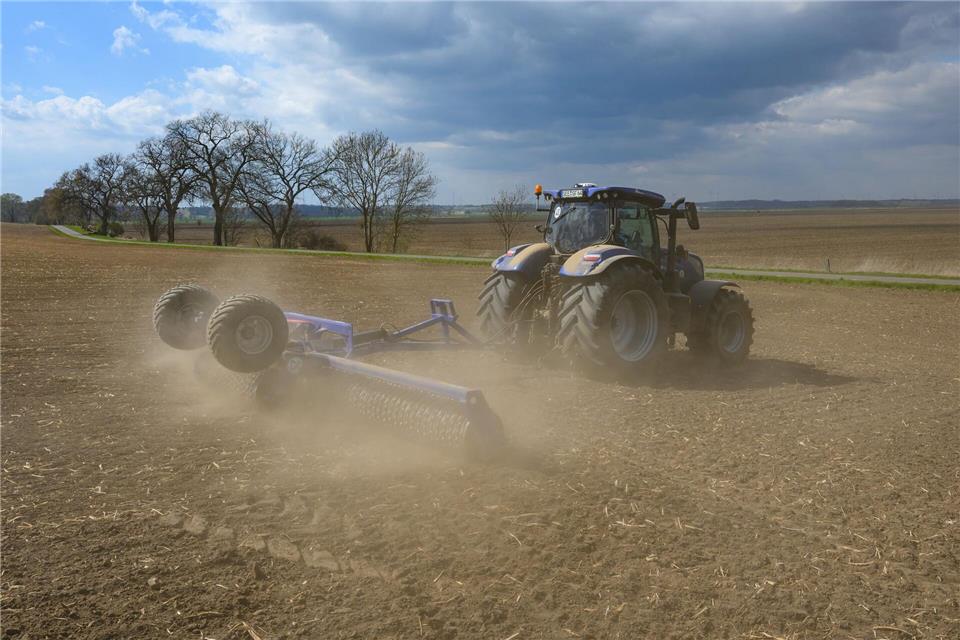 Für Landwirte ist das Walzen von Ackern und genutzten Flächen sehr wichtig. Wo jedoch etwa Wiesenbrüter leben. (Symbolbild)Patrick Pleul/dpa