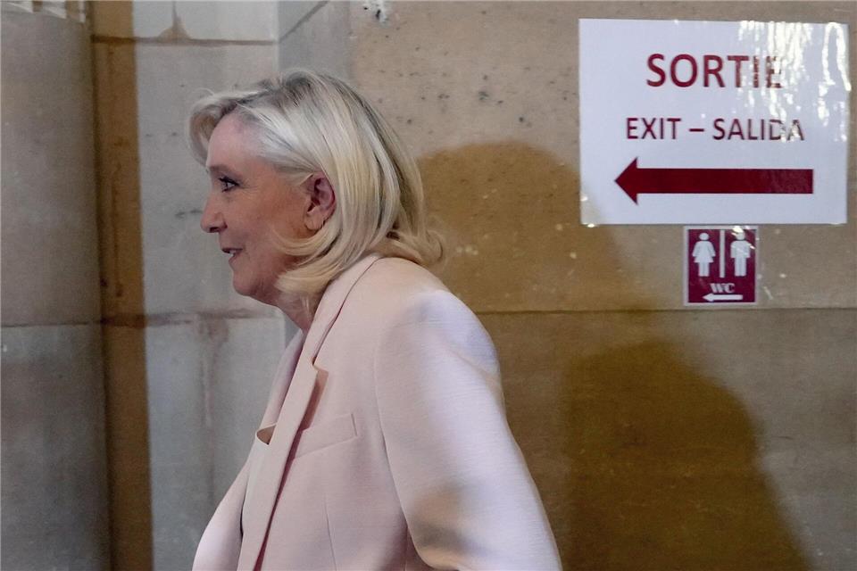 Für Le Pen ist das Urteil eine Niederlage, auch wenn es für sie schlimmer hätte kommen können.Aurelien Morissard/AP/dpa