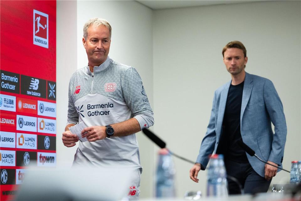 Für Leverkusens Trainer Kasper Hjulmand (l) gibt es von Sportchef Simon Rolfes vorerst eine Jobgarantie. (Archivbild) Marius Becker/dpa