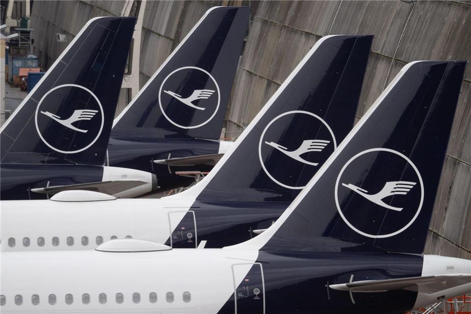 Für Lufthansa-Passagiere kann es wegen des Streiks zu Verspätungen und Flugausfällen kommen. (Archivbild)Boris Roessler/dpa