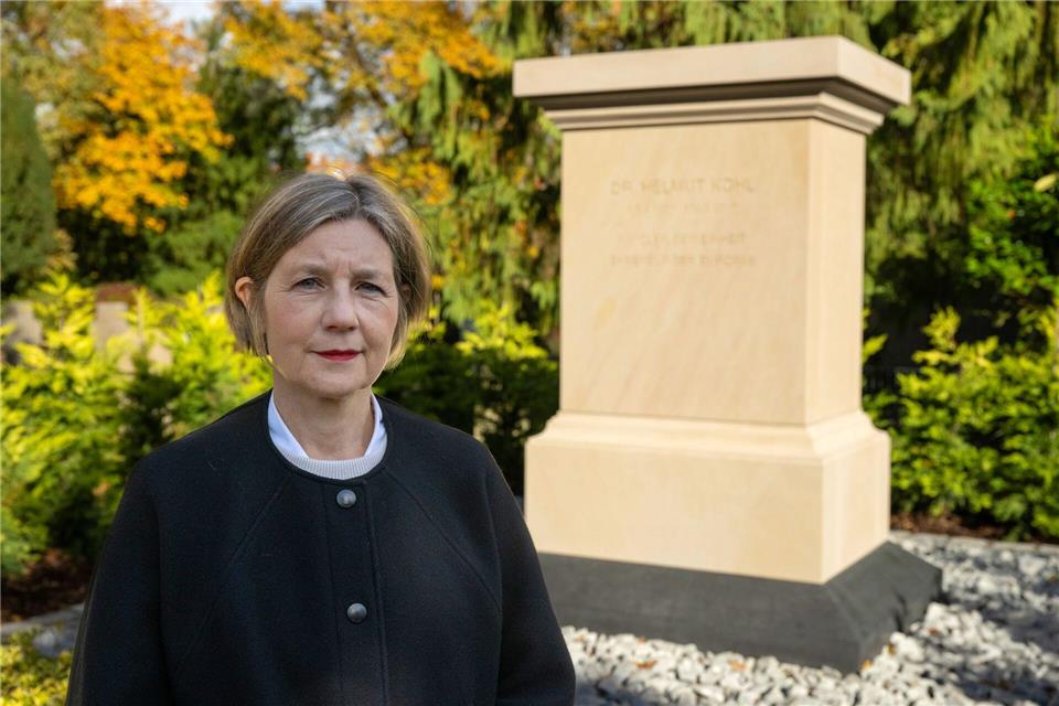 Ein Denkmal im Park: Gestaltung von Helmut-Kohl-Grab beendet  Für Maike Kohl-Richter „war immer klar, dass das Grab letztlich Denkmalcharakter haben muss“.Boris Roessler/dpa