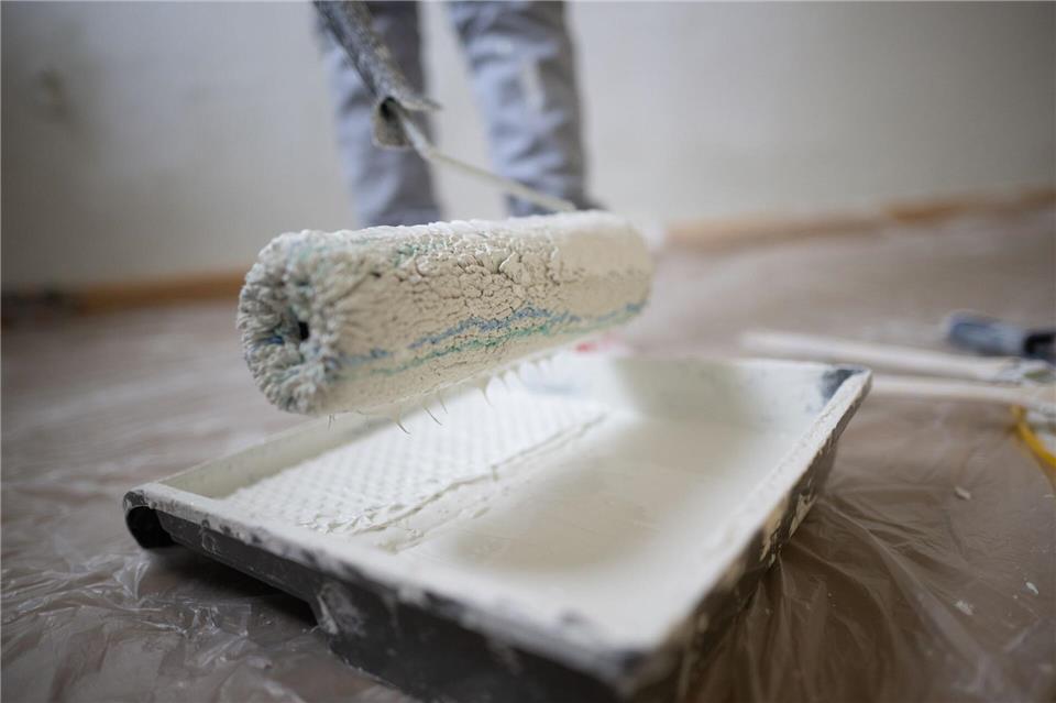 Für Malerarbeiten beispielsweise sind keine Vergleichsangebote nötig. (Archivbild)Sebastian Gollnow/dpa