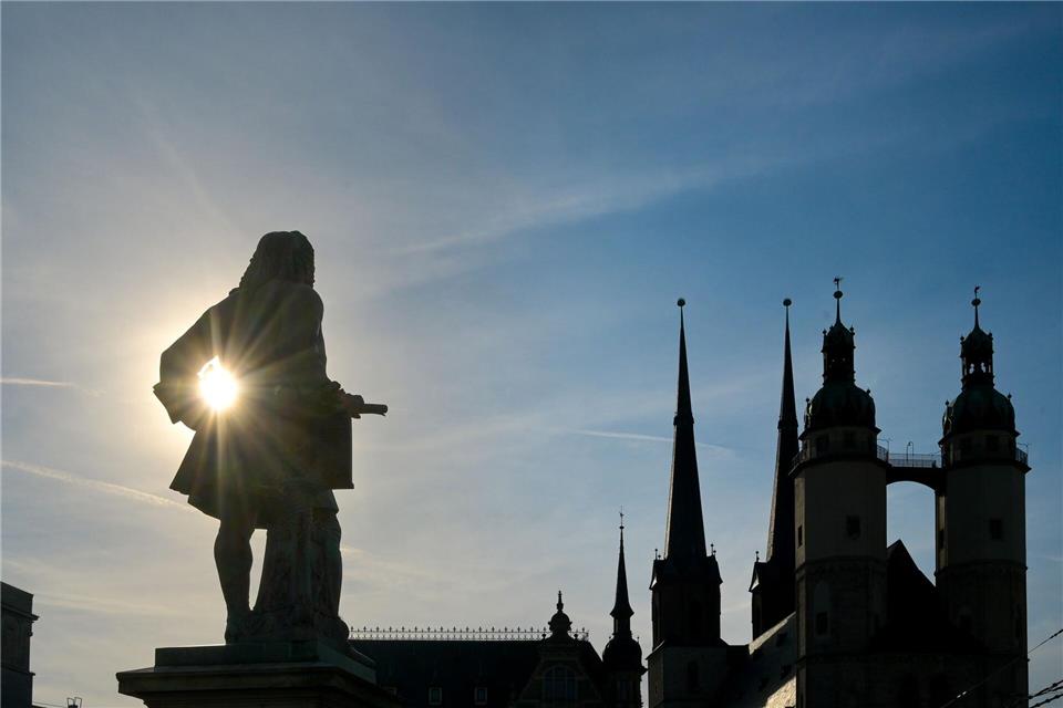 Für Menschen aus dem Ausland will die Stadt Halle wieder attraktiver werden. (Symbolfoto)Heiko Rebsch/dpa
