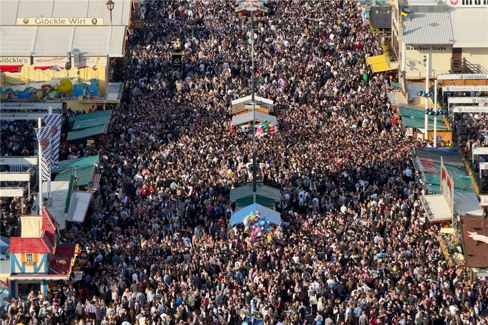 Für Menschen mit Platzangst kein Wohlfühlort: Das Münchner Oktoberfest.Peter Kneffel/dpa