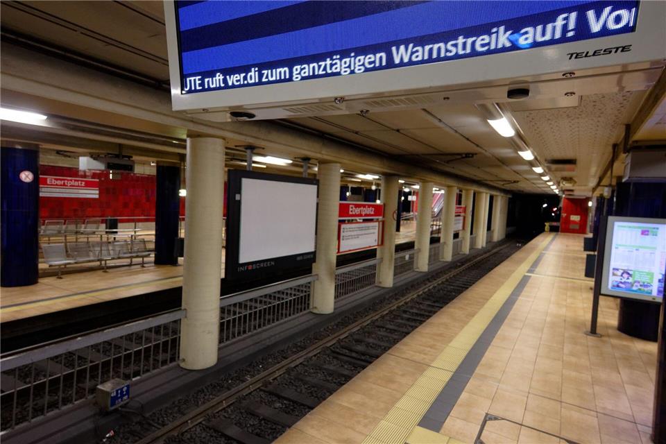 Für Millionen Arbeitnehmerinnen und Arbeitnehmer wurde es stressig - sie müssen trotzdem pünktlich am Arbeitsplatz erscheinen.Henning Kaiser/dpa