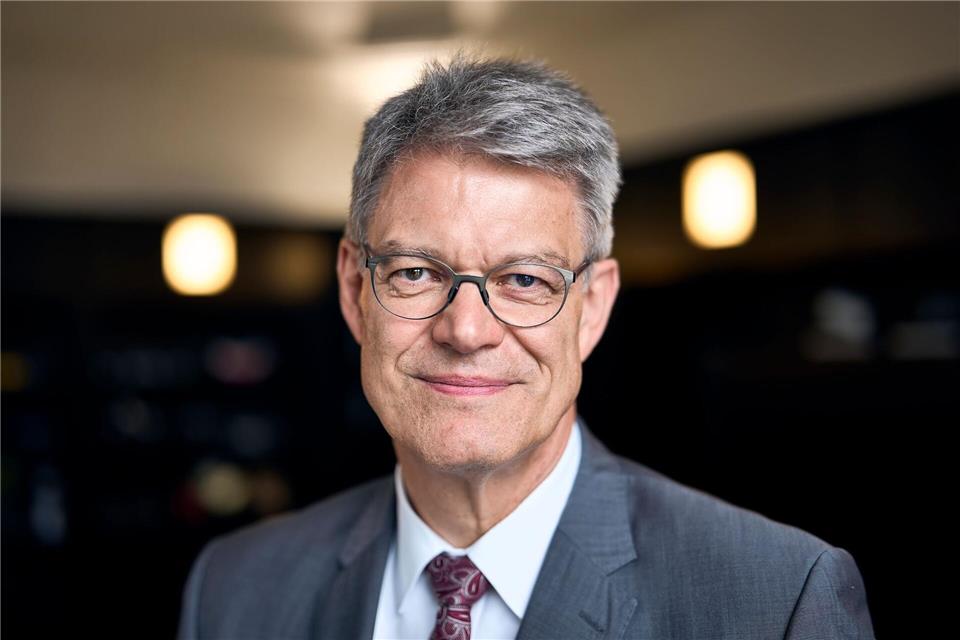 Für Minister Schnieder hängt mehr Pünktlichkeit nicht nur an Investitionen. (Archivbild)Michael Ukas/dpa