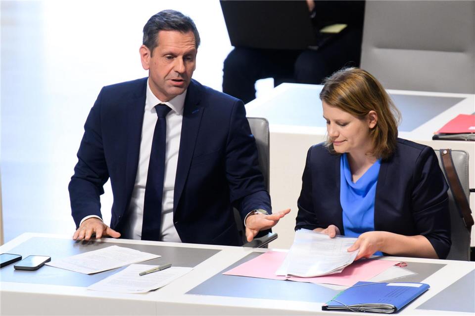 Für Ministerpräsident Olaf Lies (SPD) und seine Stellvertreterin Julia Willie Hamburg (Grüne) wird es politisch enger: Laut Umfrage hätte Rot-Grün derzeit keine Mehrheit mehr im Landtag. (Archivbild)Julian Stratenschulte/dpa