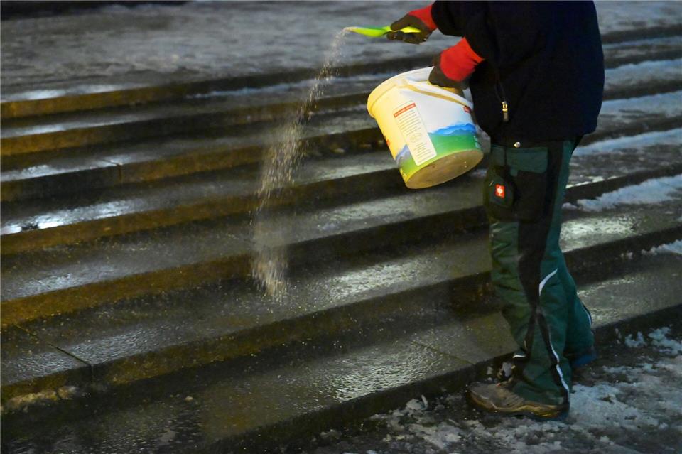 Für Montag warnt der Deutsche Wetterdienst vor Glatteis.Malin Wunderlich/dpa