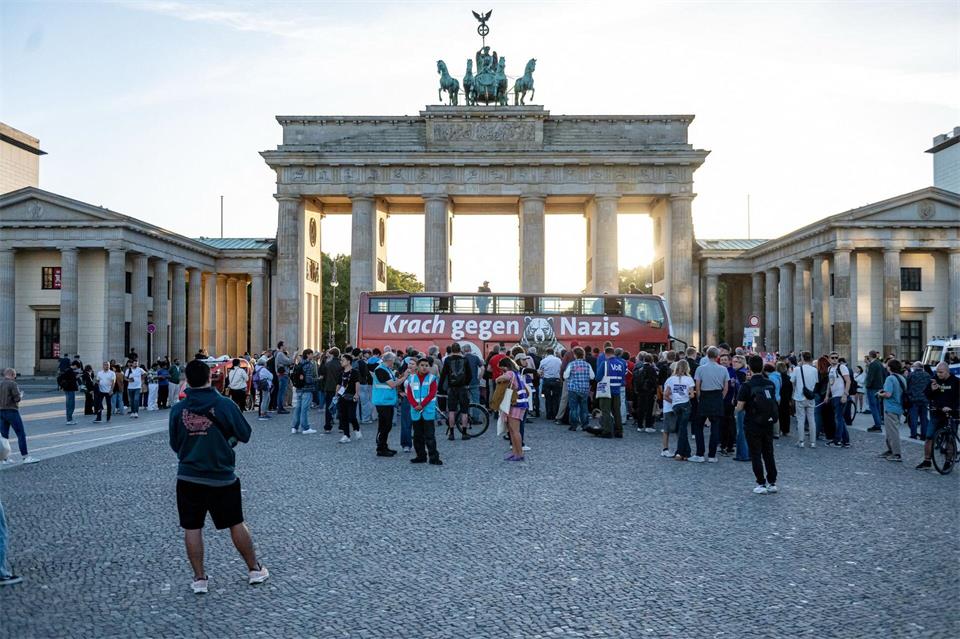 Für Montagabend ist eine größere Demo gegen die AfD vor dem Brandenburger Tor angemeldet.Fabian Sommer/dpa