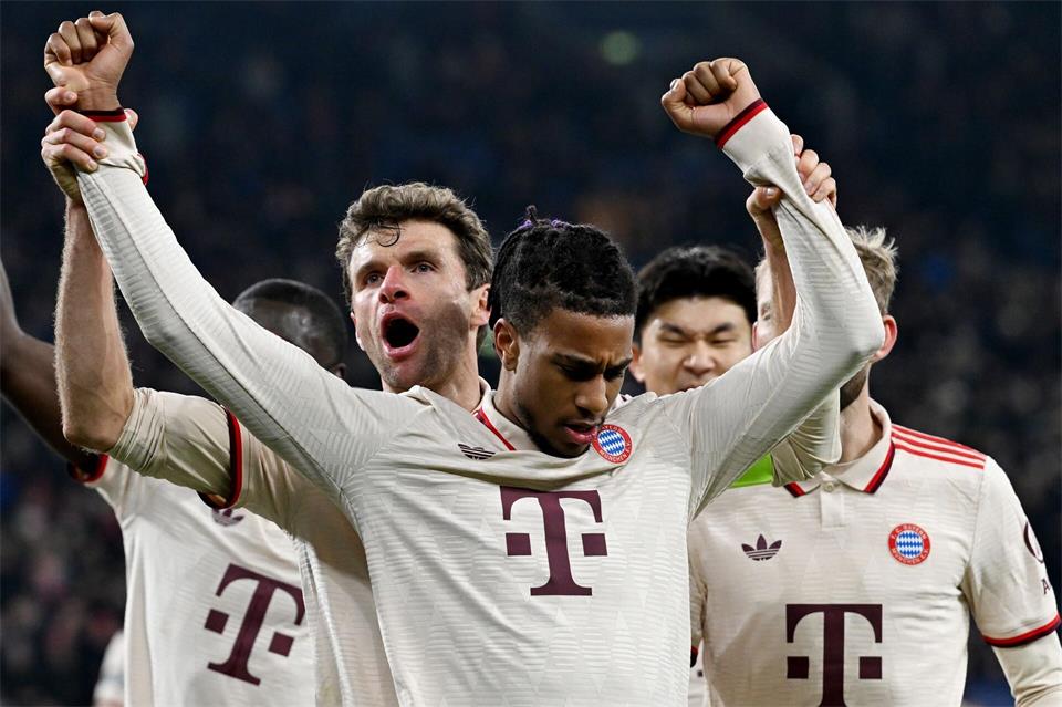 Für Müller ist Michael Olise (vorne) einer der Favoriten für den Ballon d’Or. David Inderlied/dpa