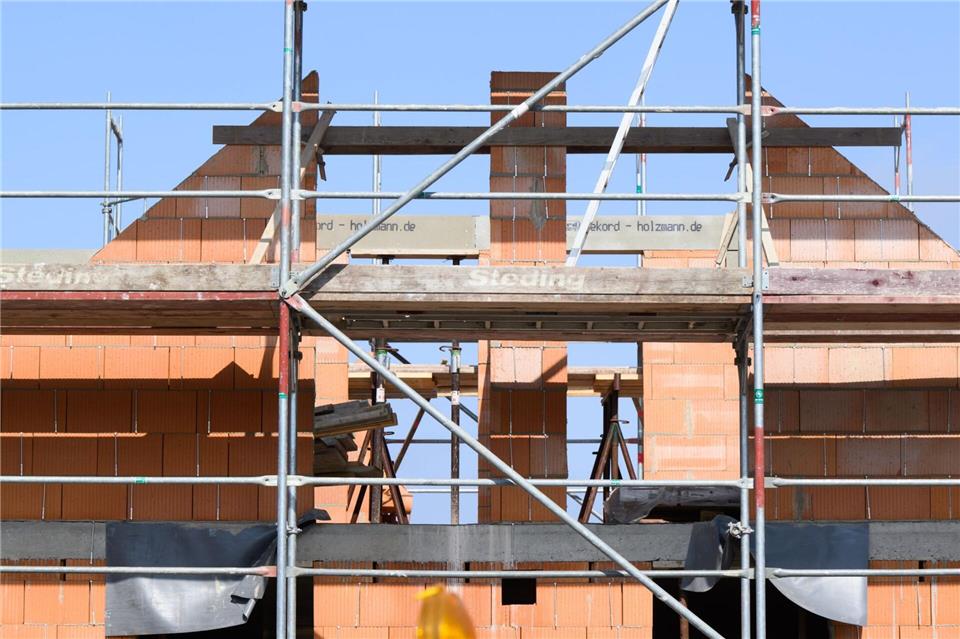 Für Neubauten soll mehr Grundsteuer anfallen als für alte Häuser, fordert Haus und Grund. (Archivbild)Julian Stratenschulte/dpa