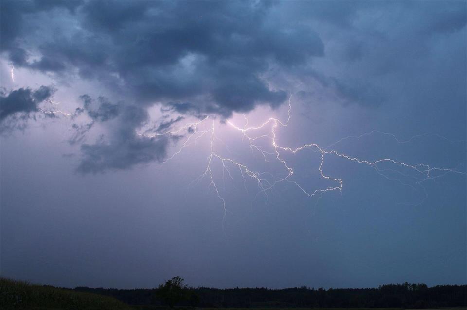 Für Oberbayern gab der DWD eine Unwetterwarnung heraus. (Archivbild)Alexander Wolf/onw-images/dpa