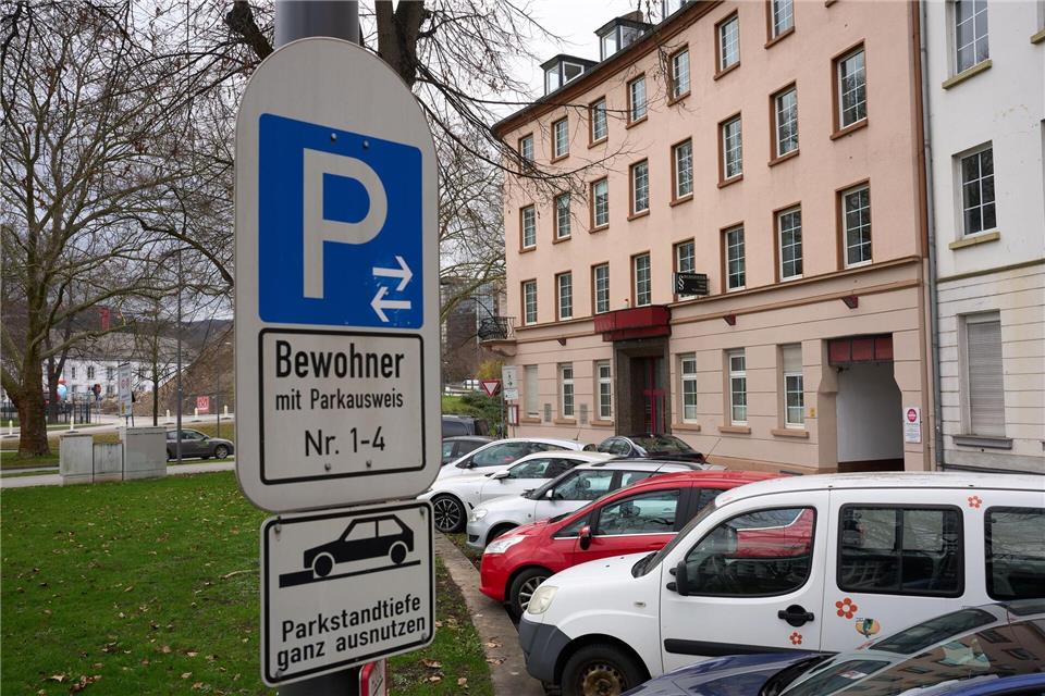 Für Parken müssen für Bewohnerinnen und Bewohner in der rheinland-pfälzischen Landeshauptstadt künftig deutlich tiefer in die Tasche greifen. (Archivbild)Thomas Frey/dpa