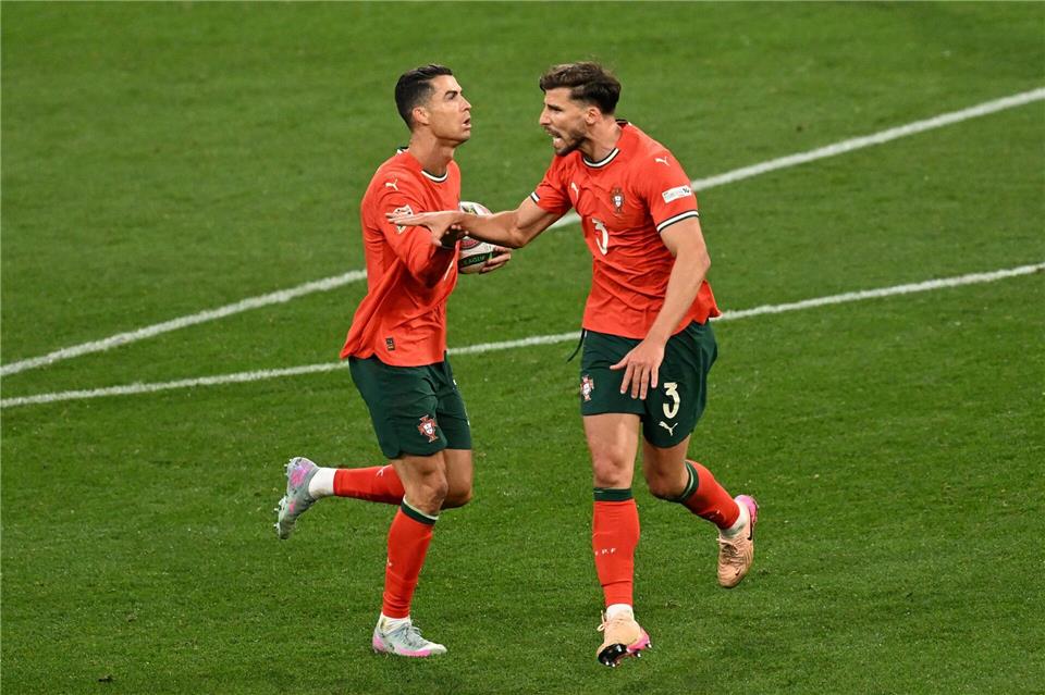Für Portugal bei der WM: Ruben Dias (r) und Cristiano Ronaldo.Sven Hoppe/dpa