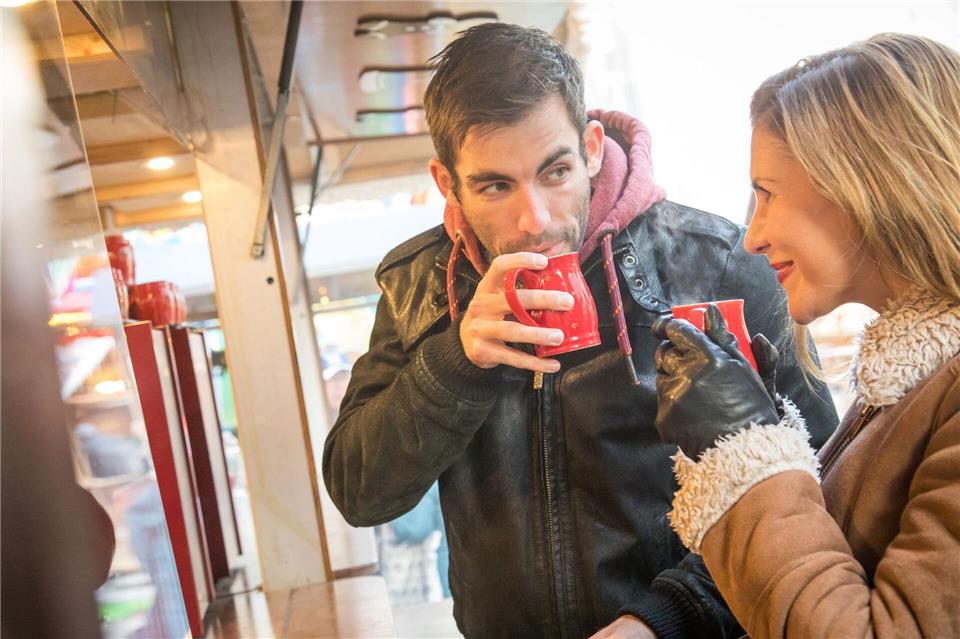 Für Punsch gibt es keine gesetzlich festgelegte Rezeptur - anders als bei Glühwein.Christin Klose/dpa-tmn