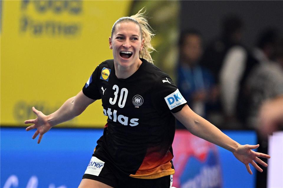 Für Rechtsaußen Jenny Behrend ist es schon jetzt der größte Erfolg im Nationalteam.Federico Gambarini/dpa