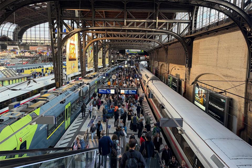 Für Reisende ab dem Hamburger Hauptbahnhof gibt es mit dem Fahrplanwechsel einige Änderungen. (Symbolbild)Antonia Sawallisch/dpa