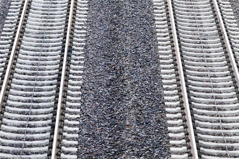 Für Reisende wurde ein Ersatzverkehr mit Bussen eingerichtet. (Symbolbild)Julian Stratenschulte/dpa