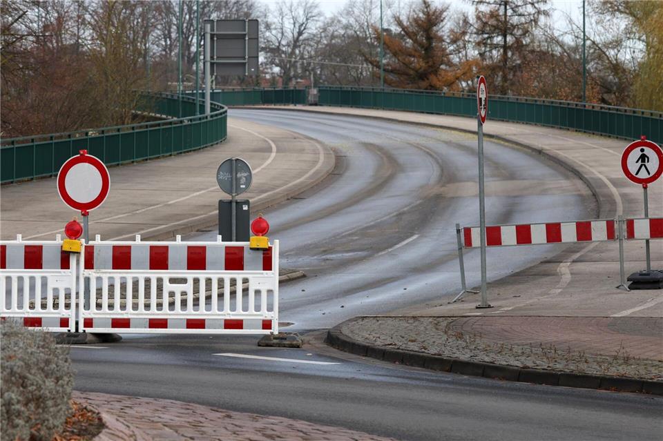 Für Sanierung oder Neubau wird mit einem zweistelligen Millionenbetrag gerechnet.Bernd Wüstneck/dpa