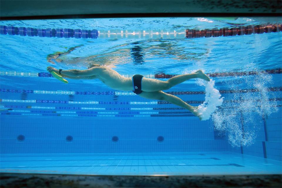 Für Sanierungen kommunaler Sportstätten und Schwimmbäder fließen nun gut 6,4 Millionen Euro Bundesmittel nach Sachsen-Anhalt. (Symbolbild)  Bernd Wüstneck/dpa