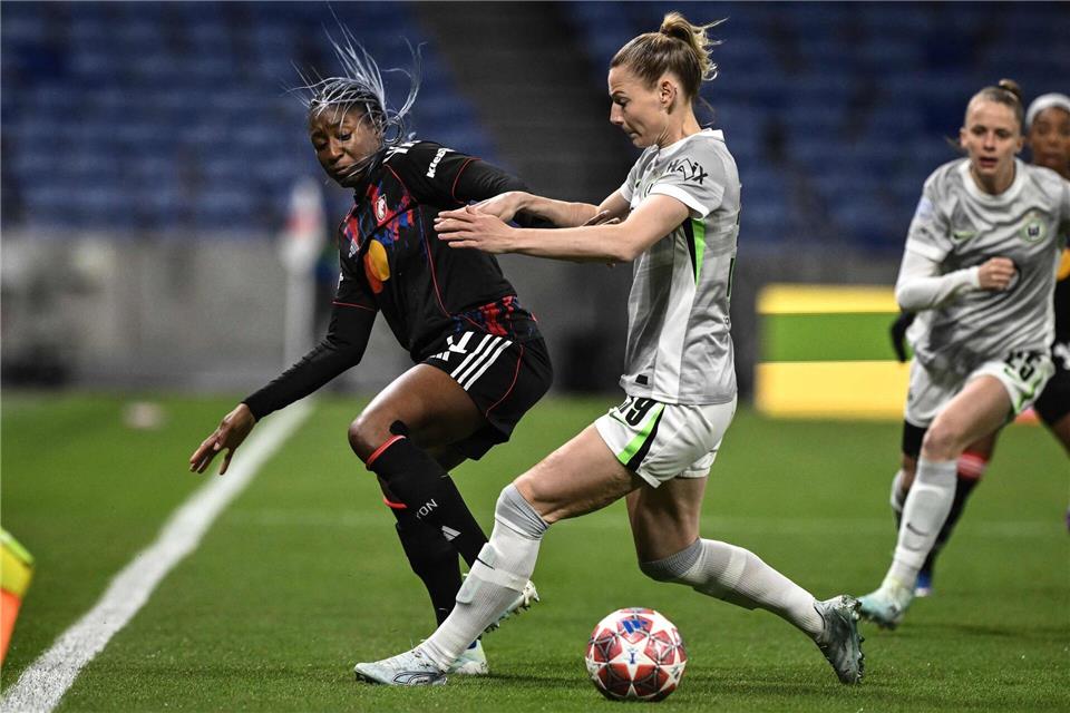 Für Sarai Linder (r) und die anderen Wolfsburger Fußballerinnen ist die Champions-League-Saison beendet. Jeff Pachoud/AFP/dpa