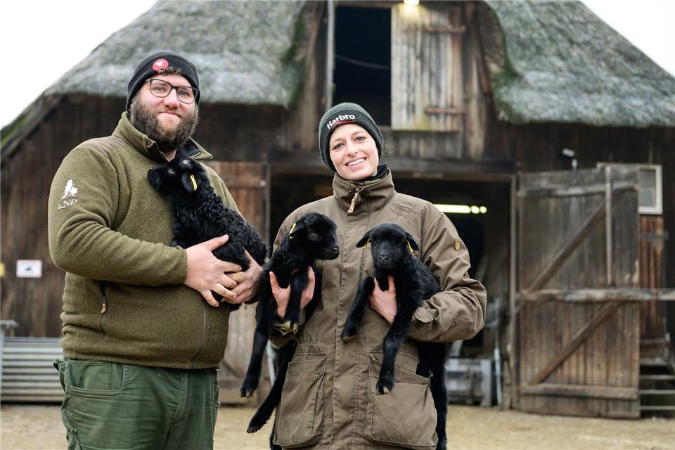 Für Schäfer und Schäferinnen wie Clemens Lippschuss und Josefine Schön ist die derzeitige Lammzeit eine extrem intensive und arbeitsreiche Zeit.Philipp Schulze/dpa