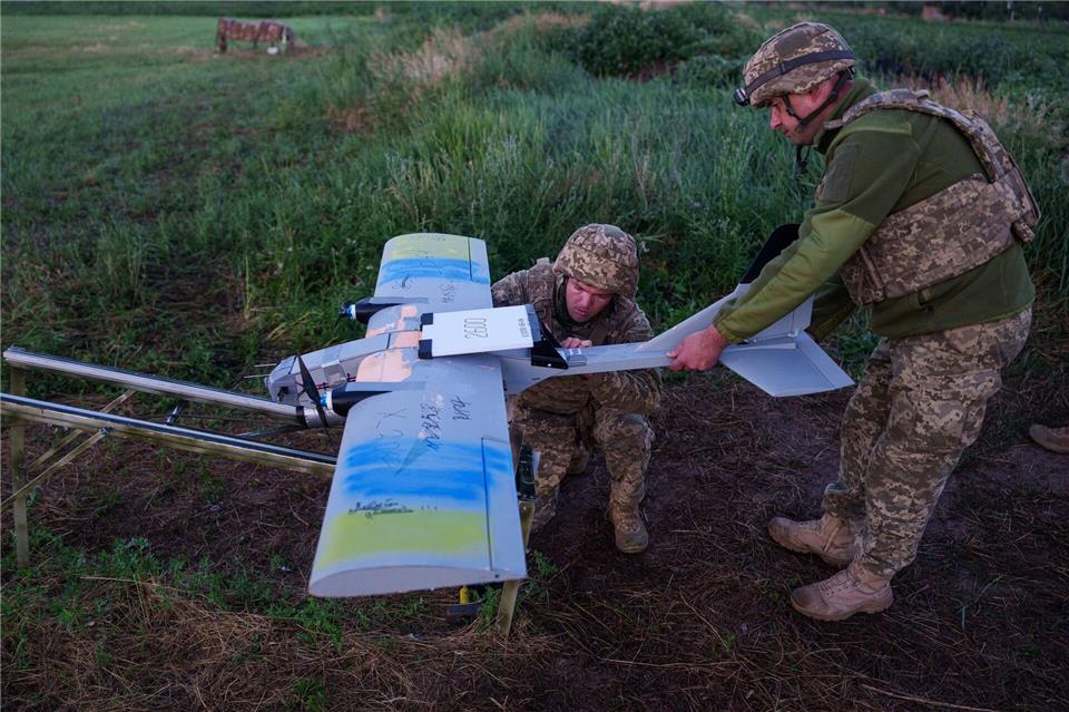 Für Schläge gegen Ziele im Asowschen Meer nutzt die Ukraine auch Drohnen mit mittlerer Reichweite. (Archivbild)Evgeniy Maloletka/AP/dpa